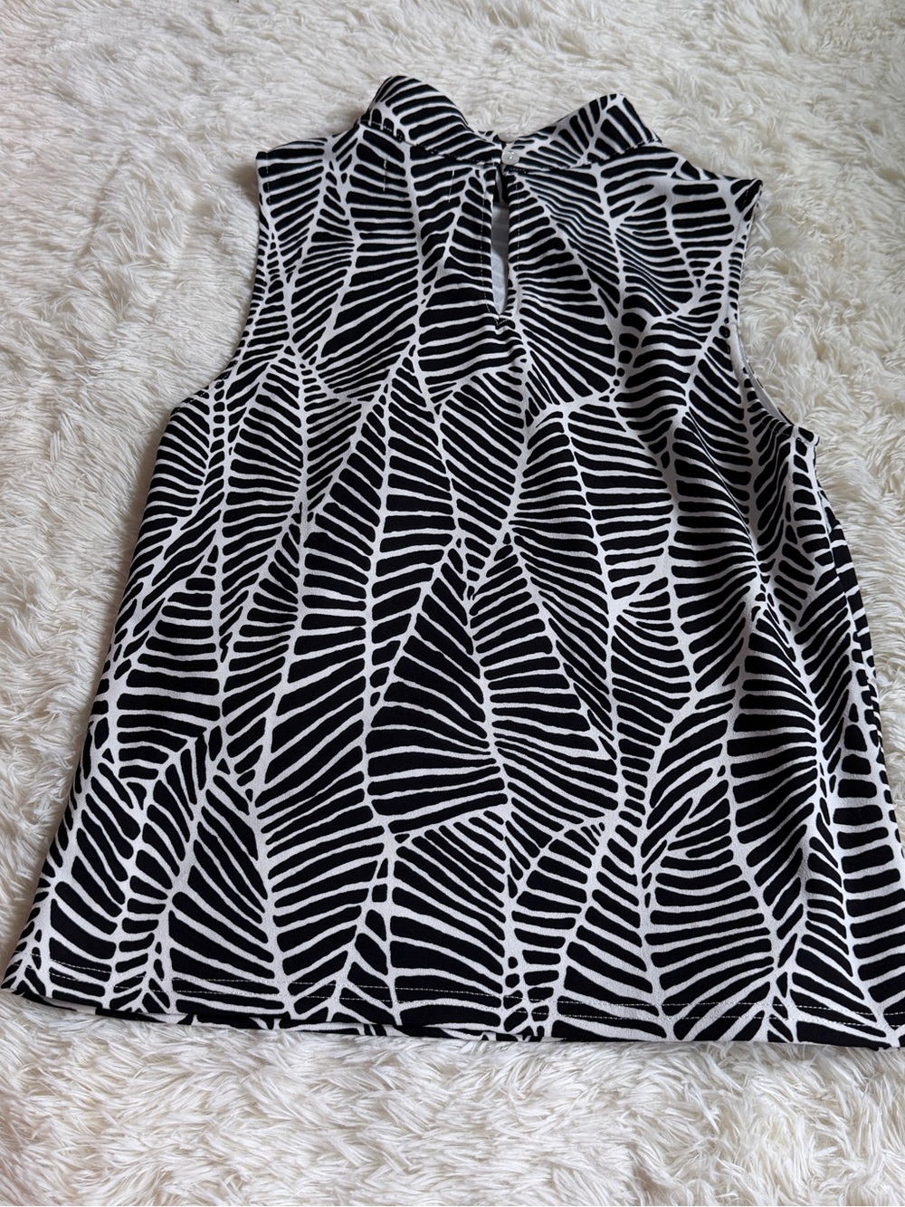 MELLODAY Black & White Leaf-Print Mock Neck Tank - Picture 3 of 4
